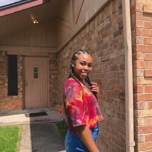 Meet your Posher, Nia